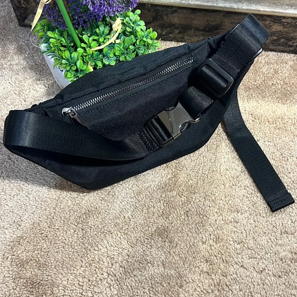 GUESS SLING BAG - Picture 3 of 8